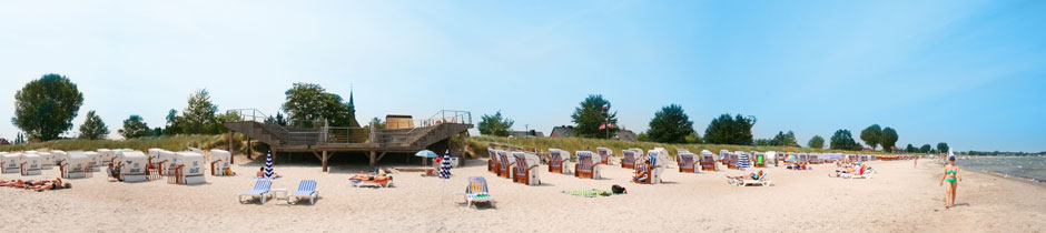 Herzlich willkommen im SCHARBEUTZER STRANDTHEATER, der neuen Freiluftbühne des Hamburger Engelsaals direkt an der Ostsee.  